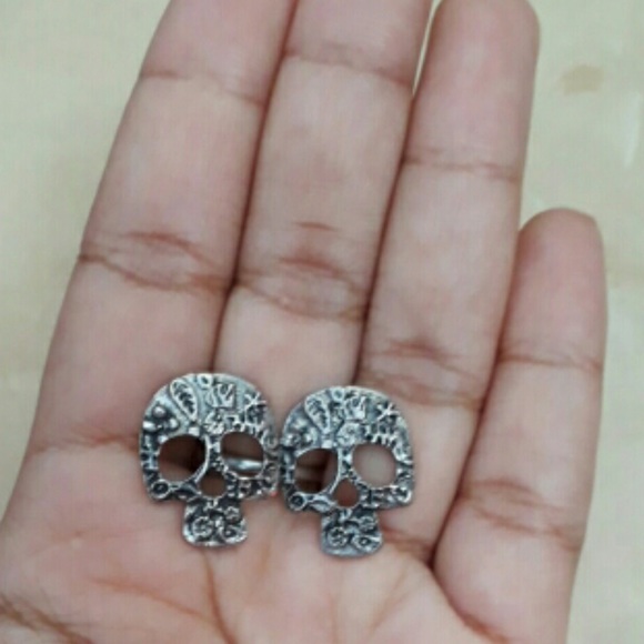 (F2) Skull Earrings - Picture 5 of 8